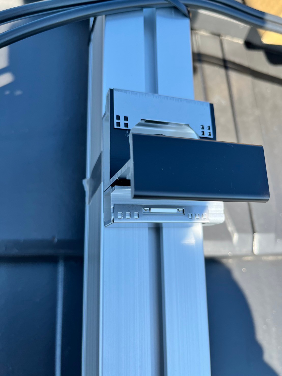 太陽光パネル押え金具